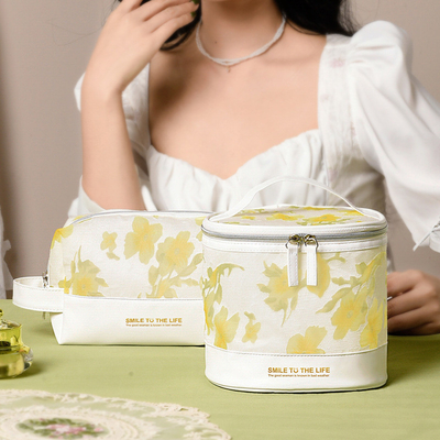 Stylish Presentation Gift Set Large-Capacity Toiletry Bag with Hidden Flower Cylinder