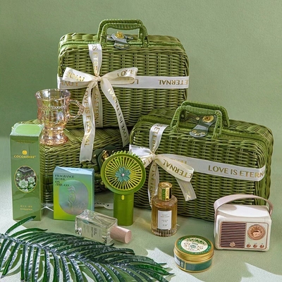 Green Vine Basket Handheld Gift Functional for Alumni Relations / Class Reunions