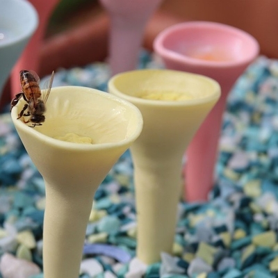 Customized Color Bee Hummingbird Water Dispenser Feed Resin Feed Cup for Outdoor Garden