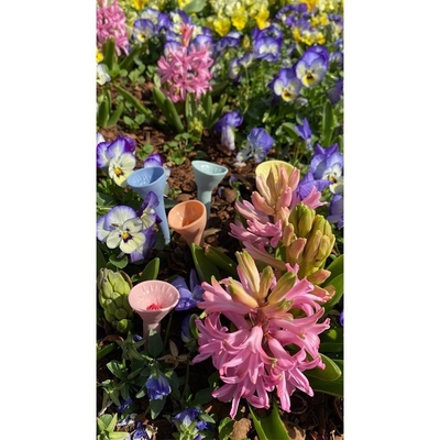 Customized Color Bee Hummingbird Water Dispenser Feed Resin Feed Cup for Outdoor Garden