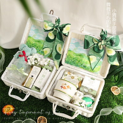 Customized Giveaway Gift Set Fresh Handbasket Souvenirs in Rattan Basket for Daily