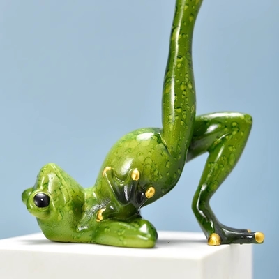 Promotion Decorate Gifts Glass Yoga Frog Resin Craft for TV Cabinet and Wine Cabinet